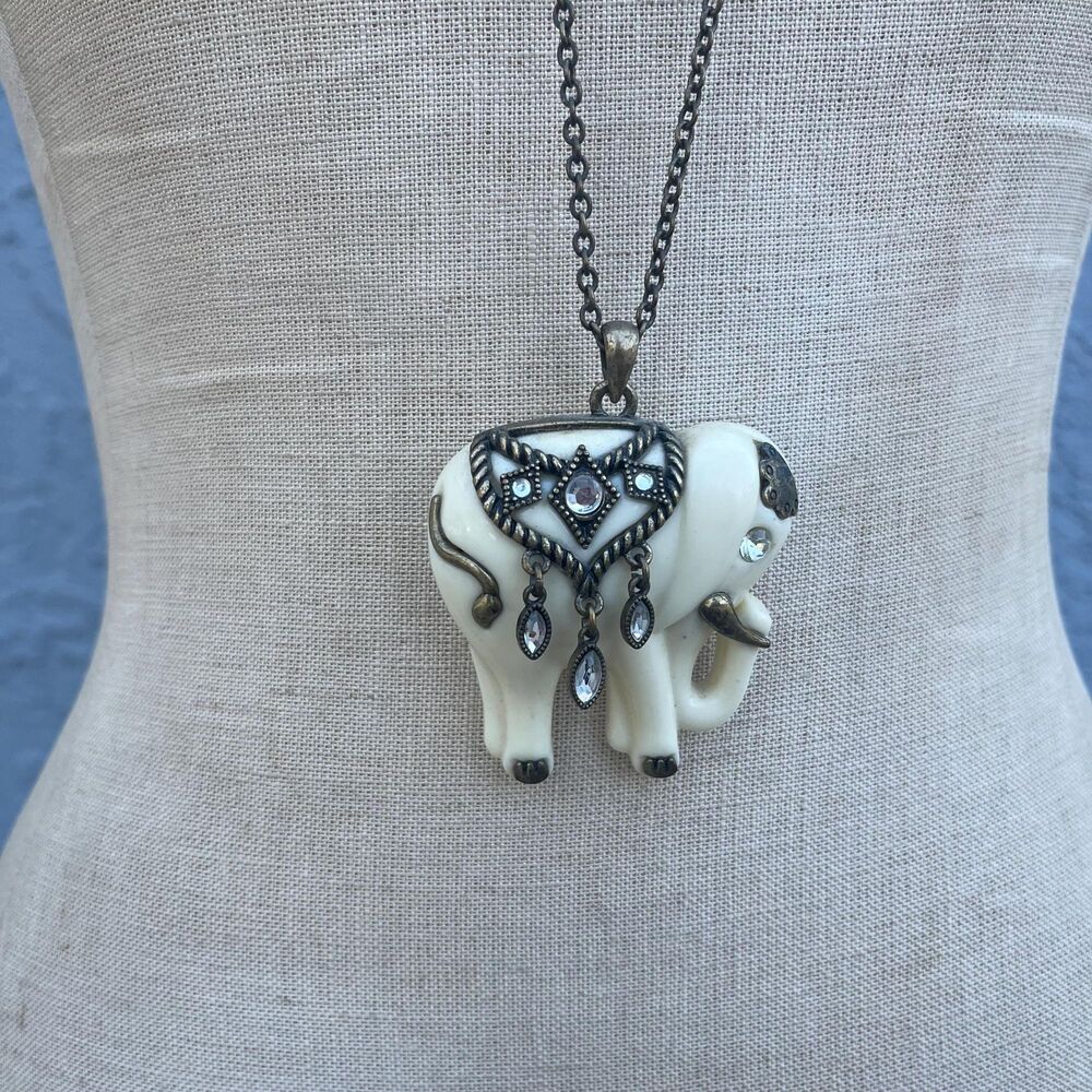 Vintage Avon Elephant Necklace Quirky Statement jewelry